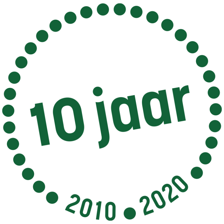 PRA_Stempel-10jaar_DonkerGroen_800px.png